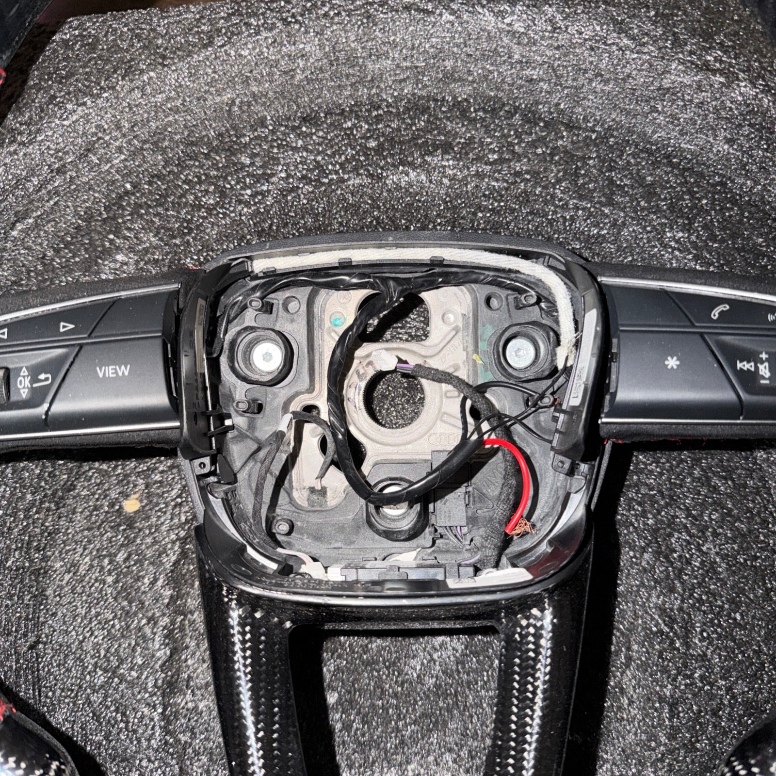 B9.5 Carbon Fibre Flat-Bottom Steering Wheel – Heated, Hands-Off & Lane Assist