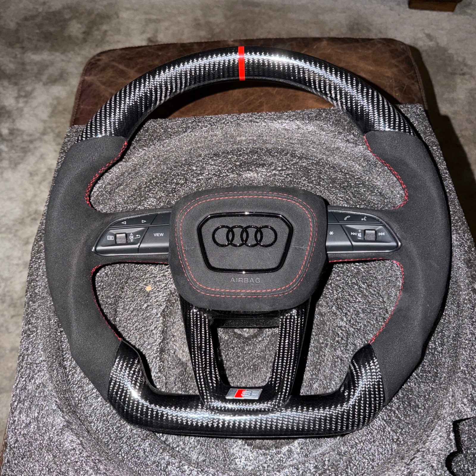 B9.5 Carbon Fibre Flat-Bottom Steering Wheel – Heated, Hands-Off & Lane Assist
